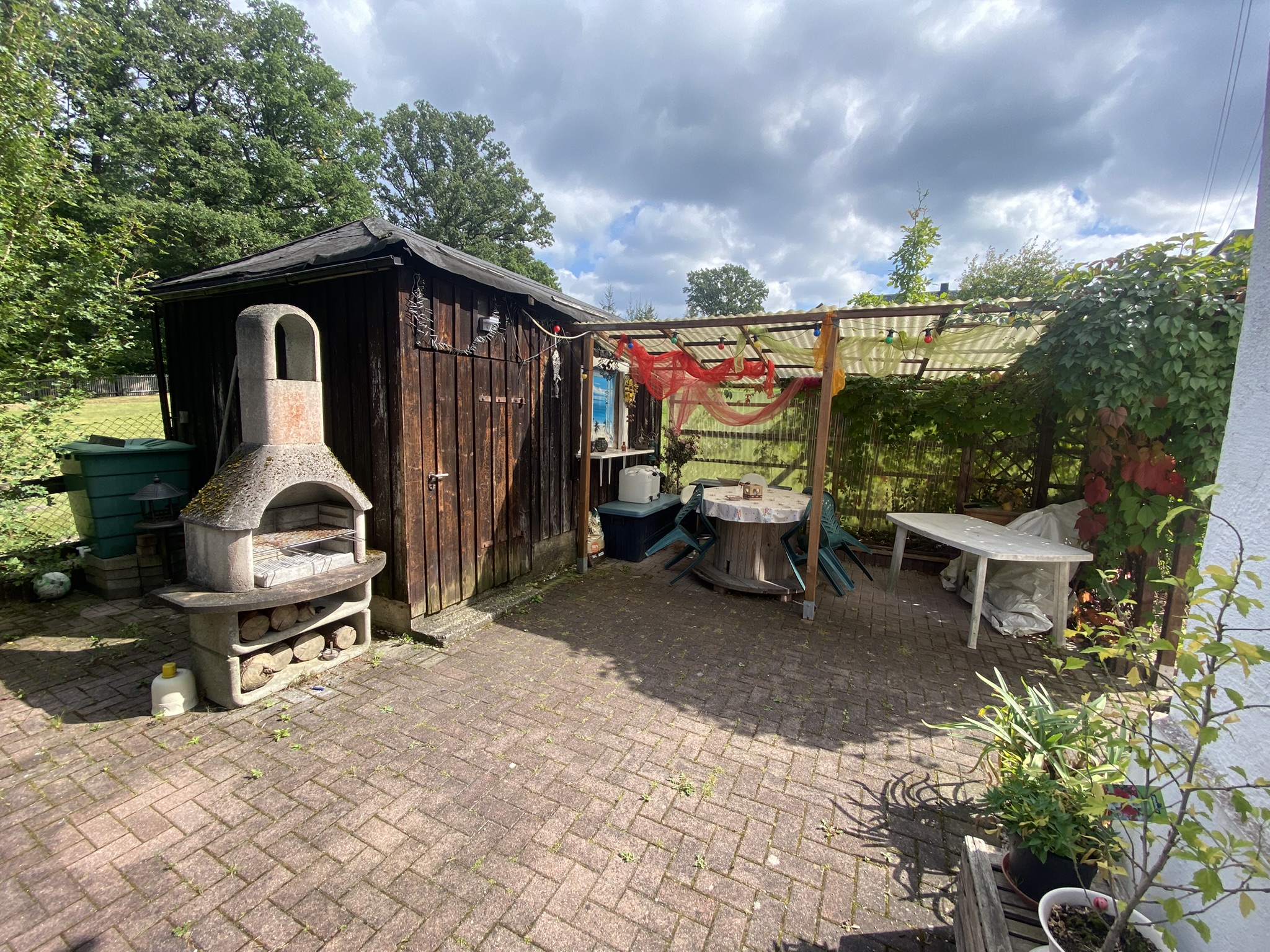 Grillplatz mit gemauertem Grill und Sitzgelegenheit